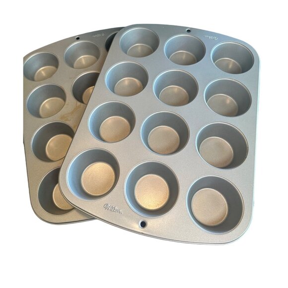Wilton Perfect Results Cupcake Muffin Tin Pan 12 Count Set/2 - Picture 2 of 5